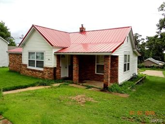 Three bedroom, two bath, totally updated home in quiet neighborhood. Some of the updates include windows, metal roof and flooring. Nine foot ceilings, gas fireplace in living room. This property offers a master suite, walk in closets and large level yard.