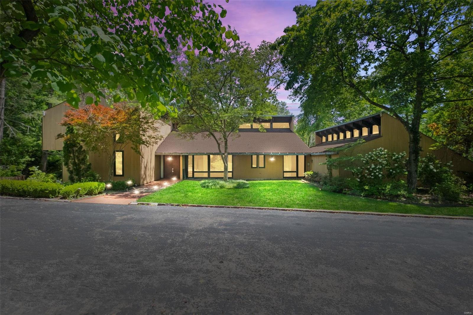 6 bedroom, 5.5 bath, 1.5 story with over 4,500 sq. feet of living space, located in desirable Glenview subdivision, Ladue school district. This stately home boasts vaulted ceilings, wall of windows, see through fireplace and partially finished walk out lower level. Must see to truly appreciate. Home is being marketed as a residential single family home or residential lot. Additional Rooms: Mud Room