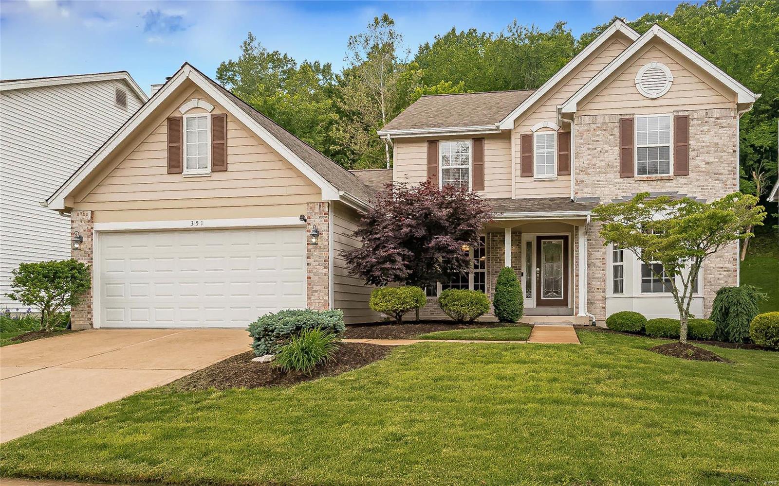 Welcome to this UPDATED 4 BEDROOM 1 ½ STORY HOME BACKING TO COMMON GROUND AT END OF QUIET STREET IN ROCKWOOD SCHOOL DISTRICT. Begins with CURB APPEAL leading to LEADED GLASS DOOR & SIDELIGHT. WOOD FLOORS & WIDE BASEBOARDS Entry, GR, DR, Kitchen, Breakfast Rm, Powder Rm & Master Suite. GR w 2 story windows w plantation shutters & topped by half rounds & cast stone surround fpl w gas logs. UPDATED KITCHEN w LARGE CENTER ISLAND , GRANITE COUNTERS, SAMSUNG STAINLESS APPLIANCES INCL FRIG, 5 BURNER SOLID SURFACE RANGE, TRAY CABINET. Cathedral ceiling Kit & Brkfst Rm w desk, pantry & door to 20x12 COMPOSITE FLOOR DECK w remote control retractable electric awning. Convenient main floor utility. FIRST FLOOR MASTER SUITE w 3 window bay, 2 walk-in closets, his & her vanities, deep soaking tub & separate shower. Upstairs 3 additional bdrms – 2 w walk-in closets. Updated light fixtures, rubbed bronze doorknobs, Ring door bell, humidifier, flood lights & 3 motion sensor lights. Nicely landscaped.