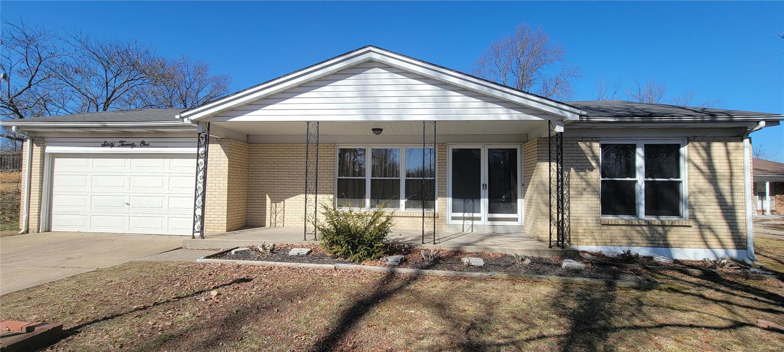 Absolutely gorgeous 3 bdrm and 2 full bth spacious nice ranch house with full size basement in the quiet and beautiful community and neighborhood! Great location near highway US-67. The house is near 1400 sqft, open floor plan with a living room /dining room combo that leads to the cozy family room which is open to the kitchen and has a nice view of the private backyard. Newer HVAC, Welcome home!