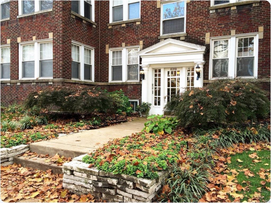 This 3rd floor condo is centrally located in the Clayton DeMun neighborhood on a quiet, tree lined street just a block from Forest Park!  This is a sun filled 3 bedroom, 2 bath home with an open floor plan offering over 1,500 sq ft of living area.  There are hardwood floors throughout, lots of windows letting in the natural light,  in unit washer and dryer, and a large deck on the back of the unit.  The master bedroom suite features a walk-in closet and a bathroom with double vanity.  The 2 additional good sized bedrooms have walk-in closets as well.  This unit also has an assigned 1 car covered parking space along with a storage space in the basement.  Located in the Clayton School District and walking distance to Captain Elem., Clayton Wydown Middle, Washington University, Metro, Demun Park and Concordia Park. Location: End Unit