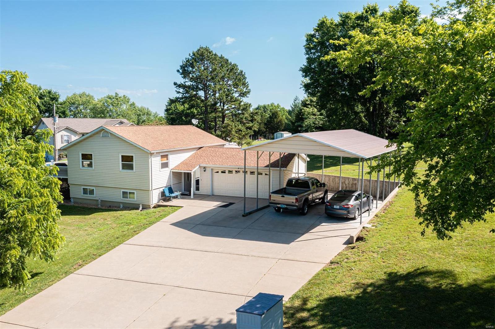 NEAT AND CLEAN HOME READY FOR YOU.  RV AND CAMPER OWNERS TAKE NOTE.......the attached RV covered parking provision is enormous!  Save all those off season storage costs, folks....this is great!  Wide concrete driveway makes it easy to get your "home away from Home" in and parked.    Maintenance shines through on this property - house is neat, clean and ready to go.  Pretty wood floors, great deck on the back, just minutes from Union or Washington and  minutes from the peacefulness of the lake.  Home is on 3 lots and their maintenance has been exemplary.  Sellers will  be leaving the big metal storage shed in backyard and kitchen appliances all stay as does an upright freezer. Bonus room off lower level family room would make great home office/study.    Nice garden spot is established..  
Annual association fee for the  lots is $100.00 per year, per lot.  Recorded restrictions - Fawn Lake.