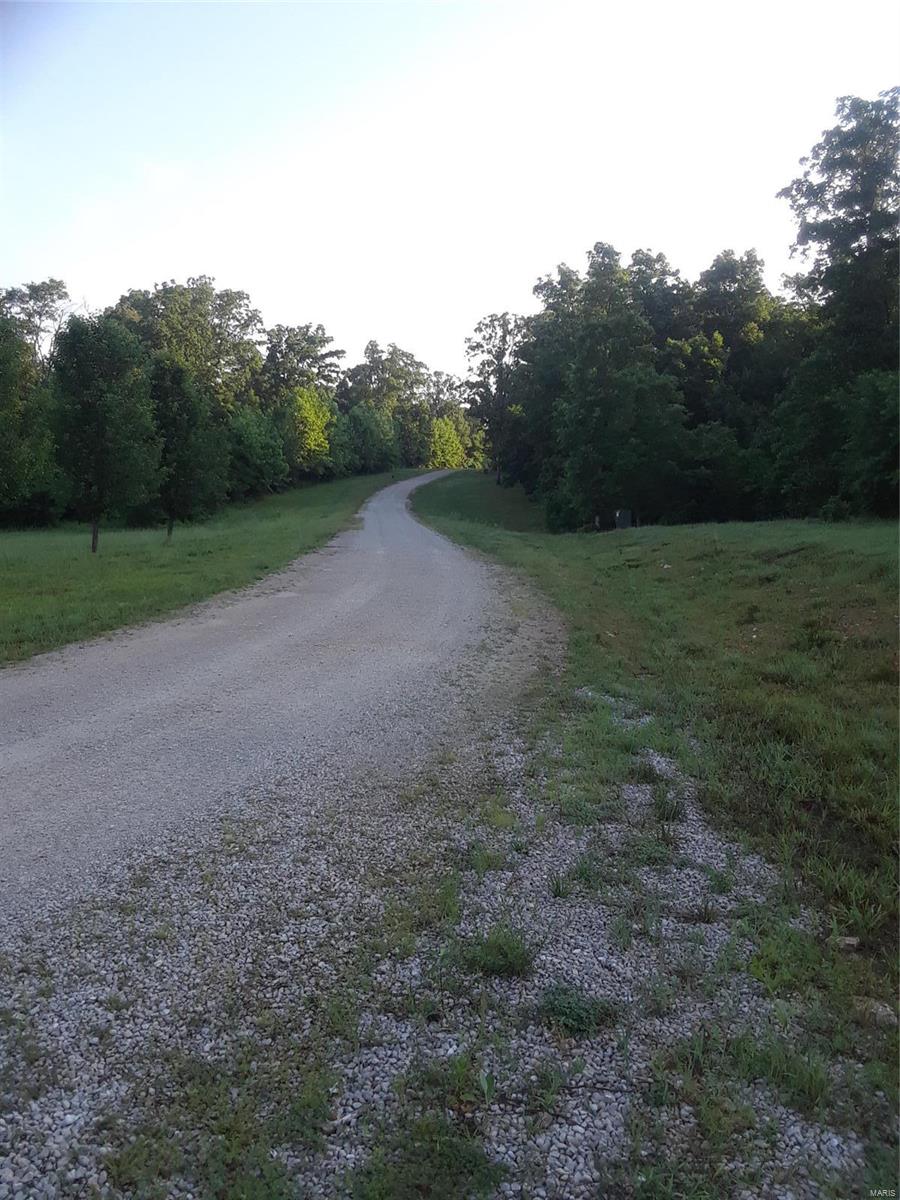 Nice size lot in restricted subdivision.  Underground electric in place, also city water.  Great building site,  5 minutes from Salem.  Owner has new home on site. 2 minutes from Salem Hospital. Borders the Salem Golf Course. Excellent Build sight for your new home!!! This location is a short drive from the areas lakes and rivers! Great potential for your future investment!!!!