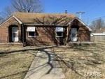 "Fantastic investment opportunity available in Sikeston. 1 bed, 1 bath duplex with garage space per unit. Has been completely remodeled and comes with all appliances br
Units rent $550 per month. br
New hot water heater in 506, new furnace in 504."