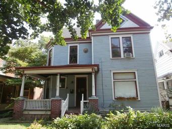 3 Bedroom 2 Bath Home in Historic Hannibal MO - Located in the 900 Block of Center Street.  This home has a Gorgeous Grand Oak Staircase.  Original Hardwood Floors, Wood Trim, Stained Glass, French and Pocket Doors just to name a few.  Main Level has Grand Entry Foyer, Living Room, Formal Dining Room, Full Bath and Kitchen.  Upper Level features 3 Large Bedrooms with a Full Bathroom.  Pocket Doors separate Bedrooms 1 and 2. Deck off the Back with Spiral Staircase that leads to the fenced back yard.  Full Unfinished Walkout Basement. SpecialListingConditions: Foreclosure