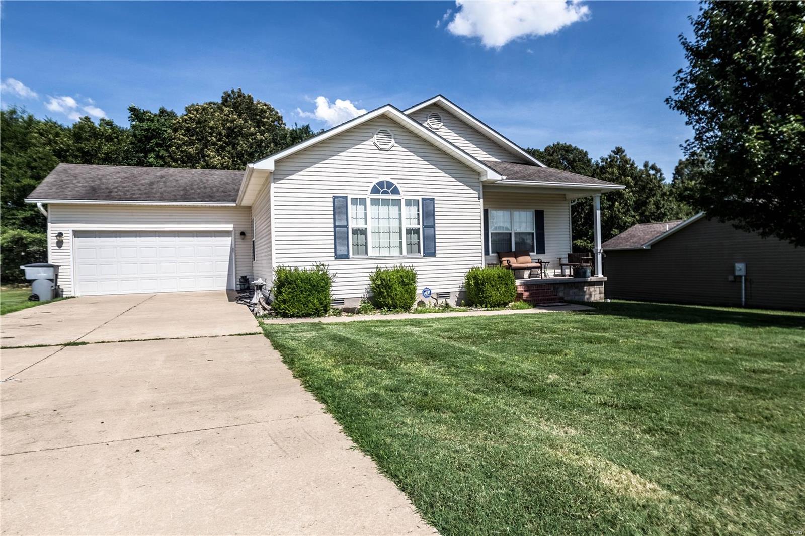 This 3 bedroom 2 bath home offers an extra Large Kitchen, Vaulted Ceilings, new flooring and sits in the desirable Murfield Subdivision.
