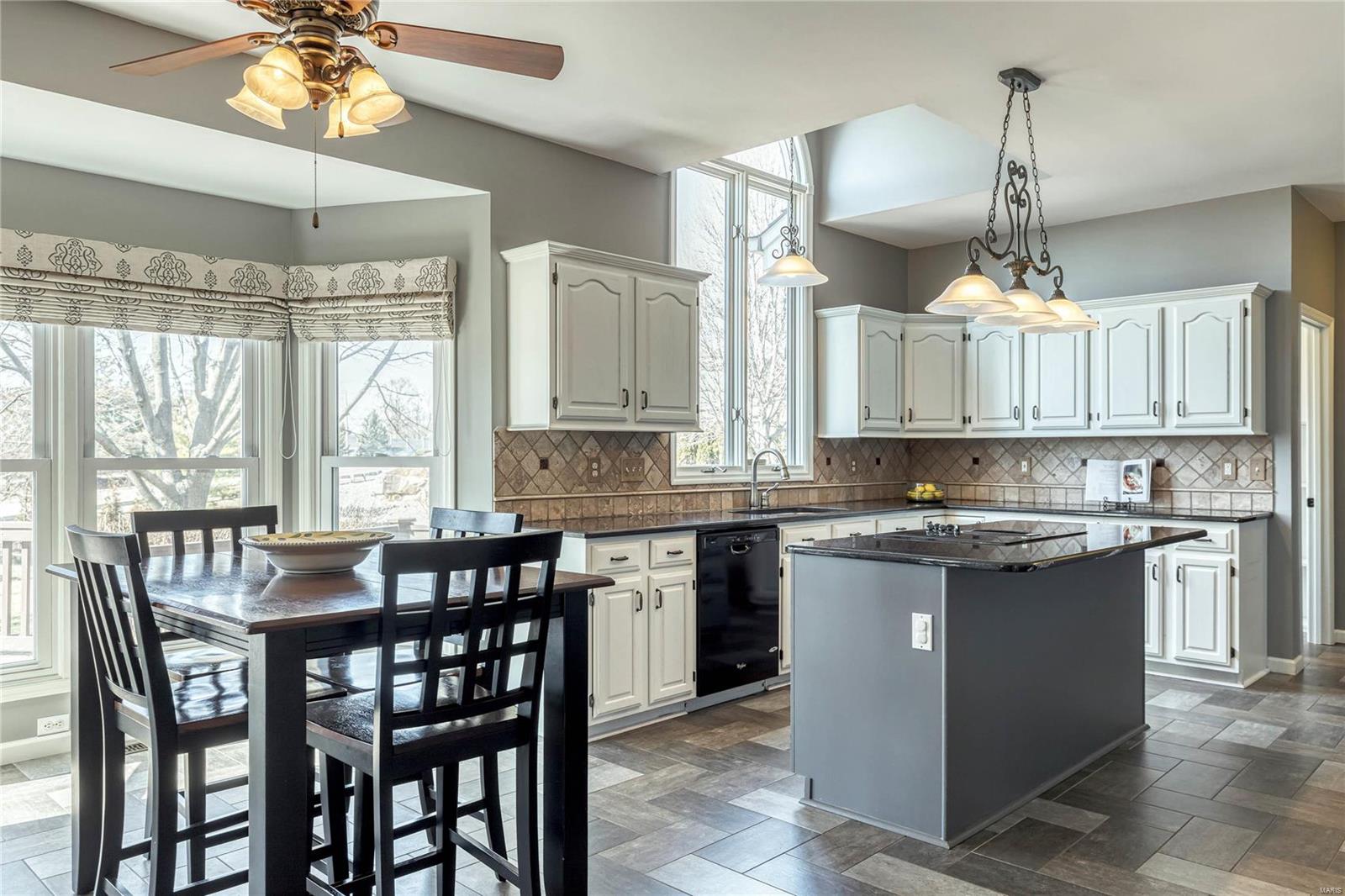 Manors Of Town & Country Regency Manor - Residential