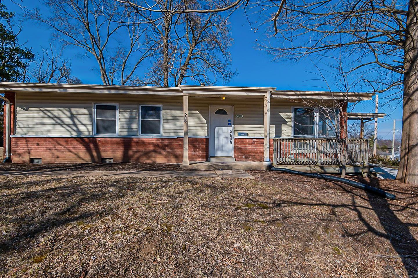 This charming 3 bedroom, 2 bathroom home is now on the market! The kitchen boasts generous counter space and a breakfast bar, making cooking and entertaining a delight. Discover a bright interior with neutral tile floors and plush carpet in all the right places. The main bedroom boasts a private ensuite with dual sinks and walk-in closet. Other bedrooms offer plush carpet, and sizable closets. Entertain on the patio, perfect for barbecues. Don't miss this incredible opportunity. This home has been virtually staged to illustrate its potential.