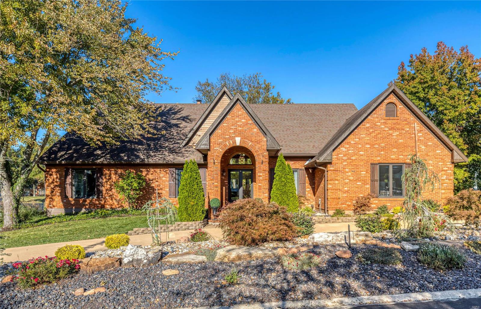 Contemporary great room ranch in prestigious Whitmoor Country Club. Open floor plan features soaring ceilings, detailed trim work & oak hardwoods that extend throughout the main living area. Vaulted foyer leads to private study, formal dining room and spectacular great room with cathedral ceiling, stacked stone accent wall with fireplace & dimensional bank of windows that overlook the 5th hole on the North course. Exceptionally large designer kitchen featuring granite countertops, white cabinetry, premium appliances & 7’ center island adjoins light-filled breakfast room with sliding glass door that opens to deck. Spacious primary bedroom suite with luxury bath with jetted tub plus an additional bedroom & hall full bath complete the main floor living quarters. Walk-out Lower Level includes recreation room, gathering bar, office, 3rd & 4th bedrooms with Jack n’ Jill bath & ½ bath. Golf community lifestyle with access to clubhouse, pool, tennis courts & 36-hole championship golf course.