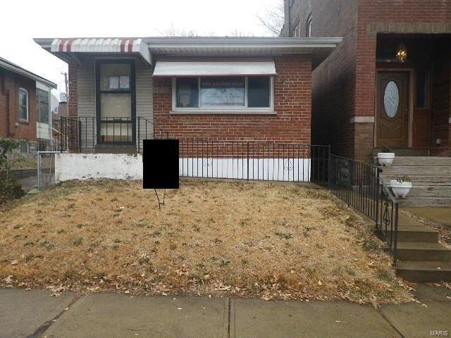 2 bed, 1 bath home located in Saint Louis, MO. This home would make a great starter home or rental property. The home offers
hardwood flooring, and a fenced in backyard. In need of a few updates and repairs before move in ready. Property is sold in AS-IS condition and WHERE-IS. Seller does not prorate taxes. Buyer pays all closing costs including, but not limited to any and all transfer taxes, title, legal, and recording fees. Seller has no knowledge of condition. It is the responsibility of the buyer to do all research on specifics pertaining to this property.
