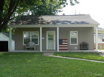 Recently updated 3 bedroom, 1 bath, main floor laundry in a quite neighborhood. All appliances including washer and dryer stay in this charming cozy home. Great starter home for first time home buyers!