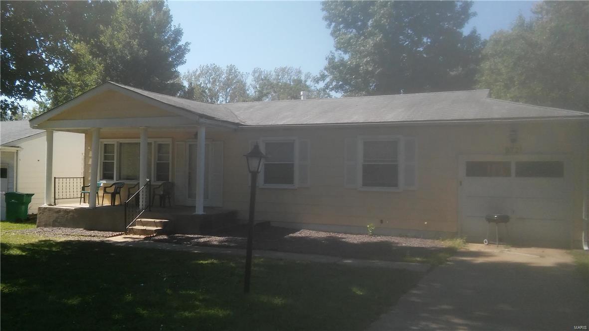 Great investment opportunity with cash flow. 3 bedroom 1 bath with great yard.