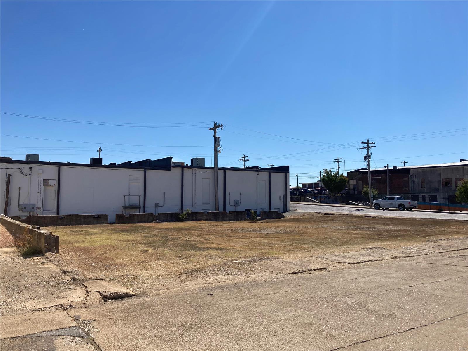Commercial Lot in Downtown Poplar Bluff - New to the market and one of the few vacant lots available, this lot sits in a great location next to the USPS Office and the Downtown Poplar Bluff Skate Park.  This is a great opportunity for new construction in the middle of several redevelopments going on as part of the downtown revitalization efforts! Location: City, Corner Location, Downtown