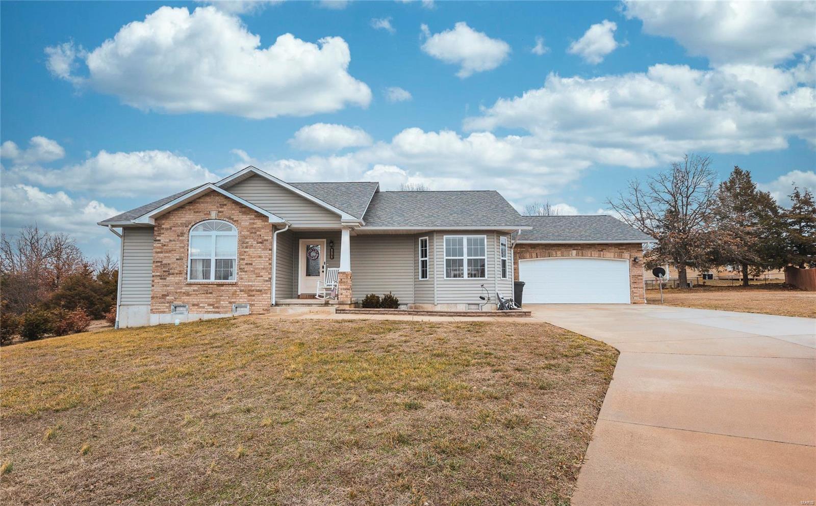 This beautiful, eye catching 3bedroom/2bath ranch style home minutes from FLW and shopping centers is move in ready! When you enter, you will be greeted by a warm and inviting living room with a gas fireplace. All bedrooms have carpeting and walk-in closets. The master suite features a vaulted ceiling, a full bath with a jetted tub, linen closet, and a double vanity. The kitchen includes a breakfast bar, gas stove top, & garbage disposal! Come see this well-kept home today, it's convenient and centrally located off a quiet road, it won't last long so schedule your showing today!