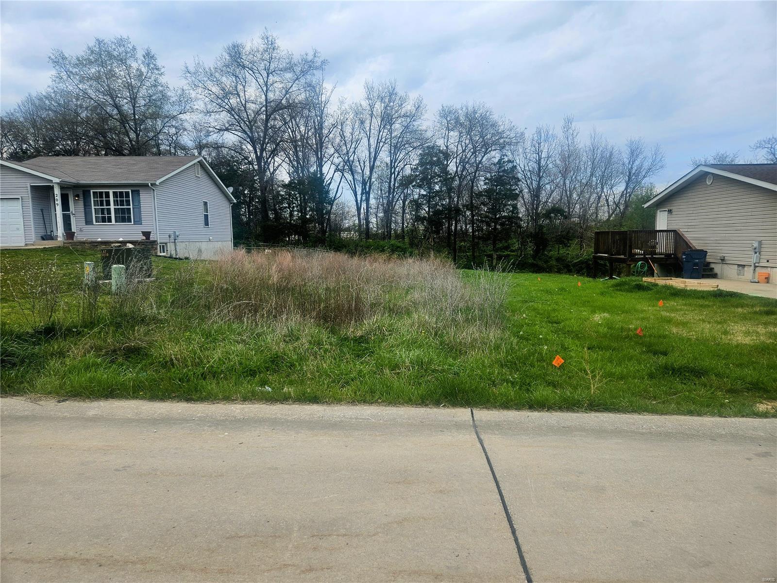 Nice level lot in an established community!  This lot backs to trees and is located in a quiet cul-de-sac.  Smaller home sizes make this lot ideal for first time home buyers who want to build their own home.