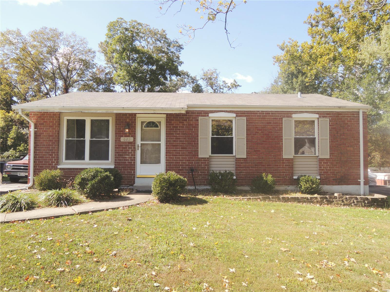 NO Show till after 12:00pm On Friday, 10/9/2020. Cozy ranch located in a great Eureka location. Rockwood school district! Hardwood flooring, efficient vinyl windows throughout, six panel doors. Updated eat-in kitchen with maple wood cabinetry, stainless appliances, track lighting & ceramic flooring. Backs to wooded grounds & close to parks, trail, Legends Golf Club, & more. Newer furnace and water heater.
