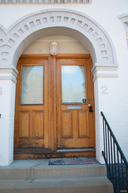 This lovely 2 bedroom 2 bath townhouse style unit in the North Boyle Condominiums will make you proud to come home. It features a brand new two story deck on the back and 2 parking spaces in a secure parking lot. There is a quaint loft area upstairs perfect for relaxing after a hard day's work. A second floor laundry (washer & dryer stay) is available for your convenience. Beautiful hardwood floors on the first level, along with a master suite featuring a full bath, or it could be transformed into a large office space! Additional storage unit available as well. FABULOUS LOCATION! Close to all the amenities the Central West End has to offer, also very near to the Barnes Jewish complex and not far from the St. Louis University campus. Put this one at the top of your list and you won't have to see the rest! Location: City, End Unit
