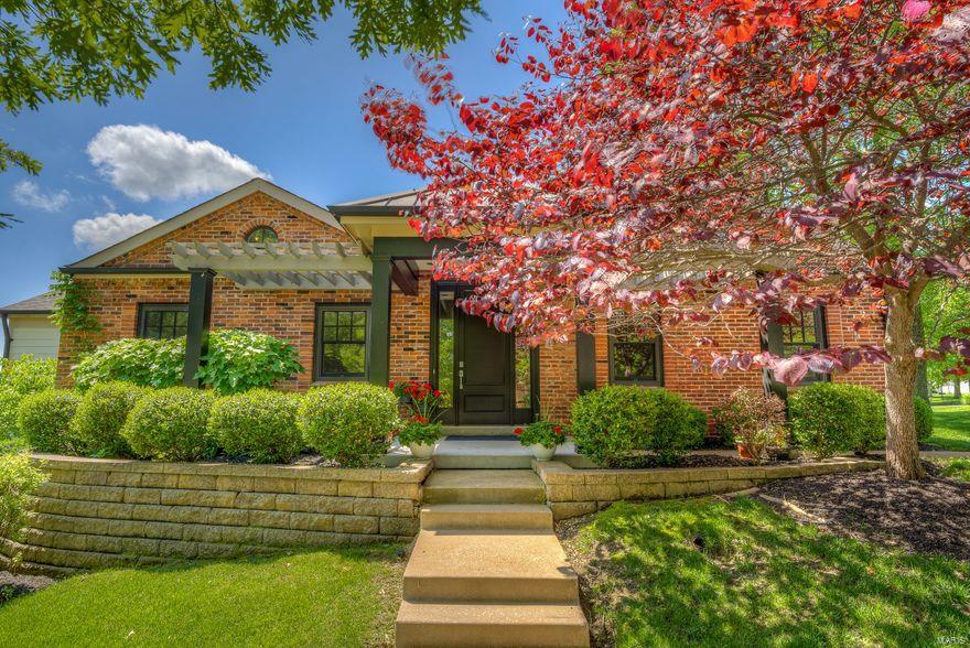 Move right in to this luxury villa with all the amenities one could ask for. Soaring ceilings, open floor plan and hardwood floors help make this 2910 s.f 3 bed/3.5 bath ranch style so easy to enjoy. Reconfigured & remodeled in 2007 from an estate home originally designed by noted architect William Maritz. Gourmet kitchen boasts high-end finishes: Sub-Zero, Asko & Wolf stainless steel appliances. Gorgeous Venecia maple cabinets, maple doors, granite counters and window sills. Freshly painted in neutral colors to compliment todays lifestyle. Two bedrooms enhance the main floor along with 2 full baths and 1 half bath. Convenient main floor laundry area. Family room/den has a gas wall fireplace and vaulted ceiling. Bedroom 3 is in lower level with full bath, storage area, and oversized finished 2 car garage. "One of a kind" makes this a rare find in this convenient area. Easy access to Manchester and
Chesterfield shopping, restaurants, highways, Ballwin Golf Course and Aquatic Center. Location: End Unit