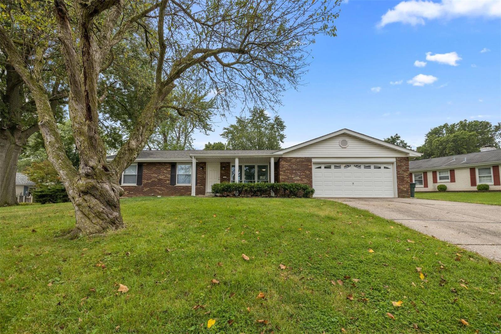 Welcome to this newly updated ranch home at 26 N Joyce Ellen Way. Updates within the last year include new kitchen countertops, appliances, and backsplash. New flooring and refinished hardwoods throughout the home. Both full bathrooms have been completely updated and feature new custom tile work.  All interior doors have been replaced within the last 6 months and windows are 10 years and newer. The open entertainment spaces are large and bright. New owners will enjoy the large screened-in rear porch that looks on the fenced in yard. 3 bedrooms on main level plus an office or bonus room that could easily be made into a 4th bedroom on the main level! Large attached two car garage offers workspace for tools. Central vac throughout the home.  Sewer lateral replaced December 2018. Come see this amazing home and fantastic community.