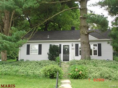 Lovely 2 bedroom, 1 bath ranch, new hardwood floors, new refrigerator & new gas stove. Front loading washer & dryer. Maintenance-free exterior.  Cozy home in a great location and in great school district! Quick move-in possible.