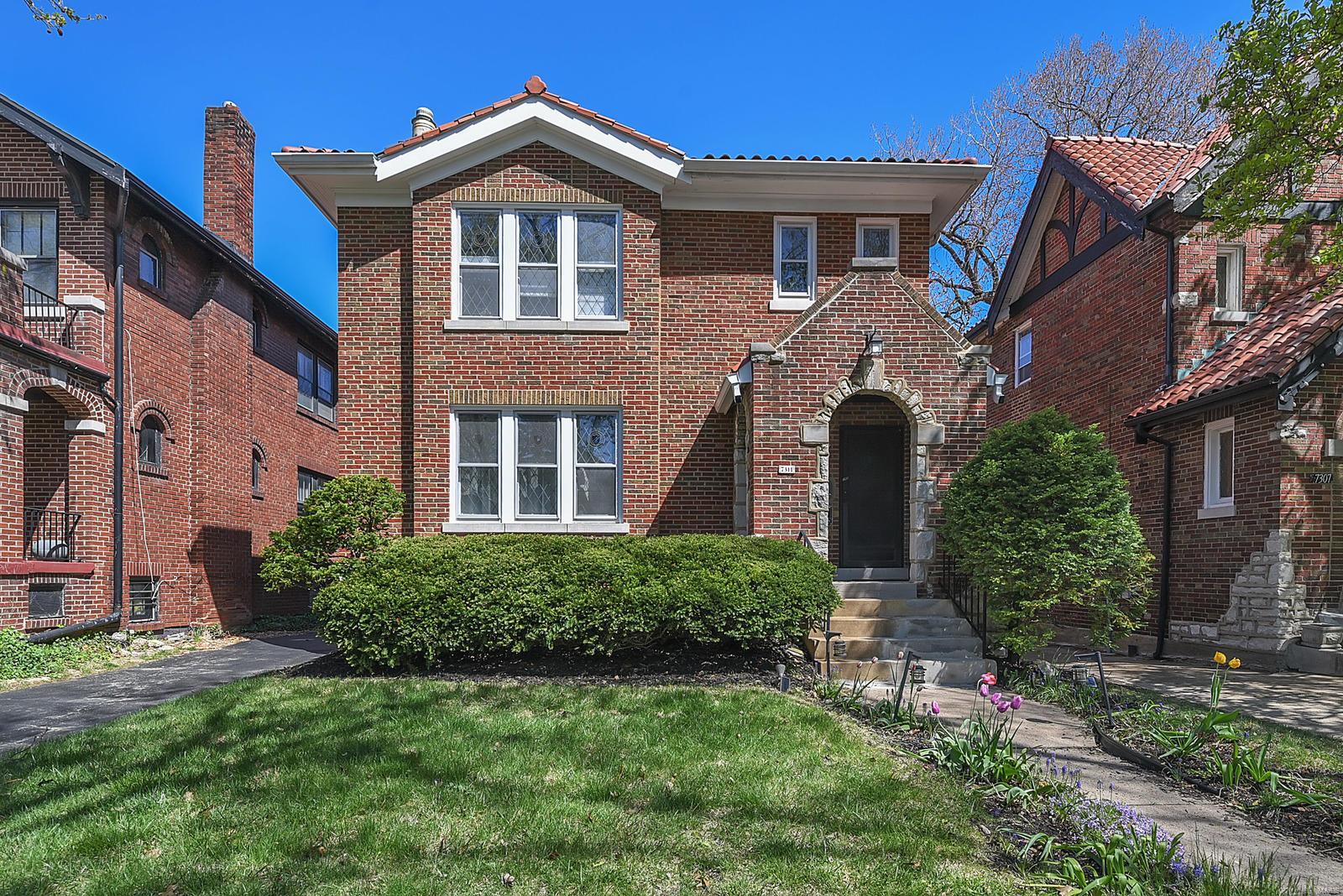 Charming and well maintained unit in a prime location is now available for lease!! Welcome
to a spacious, 1,600 sq ft, main floor unit that offers 3 bedrooms and 1 full bath! Walk into a big living room
with gleaming hardwood floors, accented by a fireplace and two beautiful stained glass windows that provide ample amount of natural sunlight! Archway leads you to a spacious dining room. 3 private bedrooms with tons closet space. Each room is painted in neutral tones. Fully equipped kitchen comes with a gas range, refrigerator, dishwasher, pantry and a separate breakfast nook! Shared basement comes with a private washer and dryer and a storage locker! Fenced in backyard and private porch are perfect for
enjoying some free time in a quiet setting! This home is nestled on a quiet street within minutes to downtown
Clayton, metro link and Washington University!!