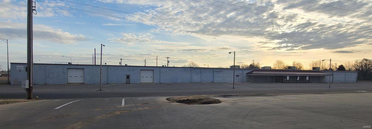 FOR SALE OR LEASE.  Large commercial building on a corner lot on one of Sikeston's main thoroughfares. Former home to a farm and home store, there is over 26,000 square feet of finished retail space with suspended ceilings, 5194 square feet of heated, unfinished "garage" space with two overhead doors, and an 11,016 square-foot warehouse. On the south end of the lot, there is a paved, fenced-in area for additional outdoor storage or merchandise display. The garage space can be closed off from the retail to accommodate multiple tenants. Warehouse building has large overhead door, loading dock and plenty of office space. Location: Corner Location