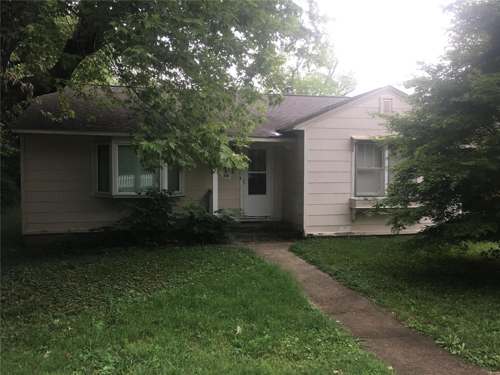 This two bedroom, one bath sits one block behind Turnbough's Building Supply in a convenient area of town.  This is a well kept, clean home.  The roof is approximately 10 years old and it has a brand new water heater.  The carport provides covered parking and it also has a one car detached garage/workshop.  It will be hard to find a better home at this price point.  Call for your showing today.