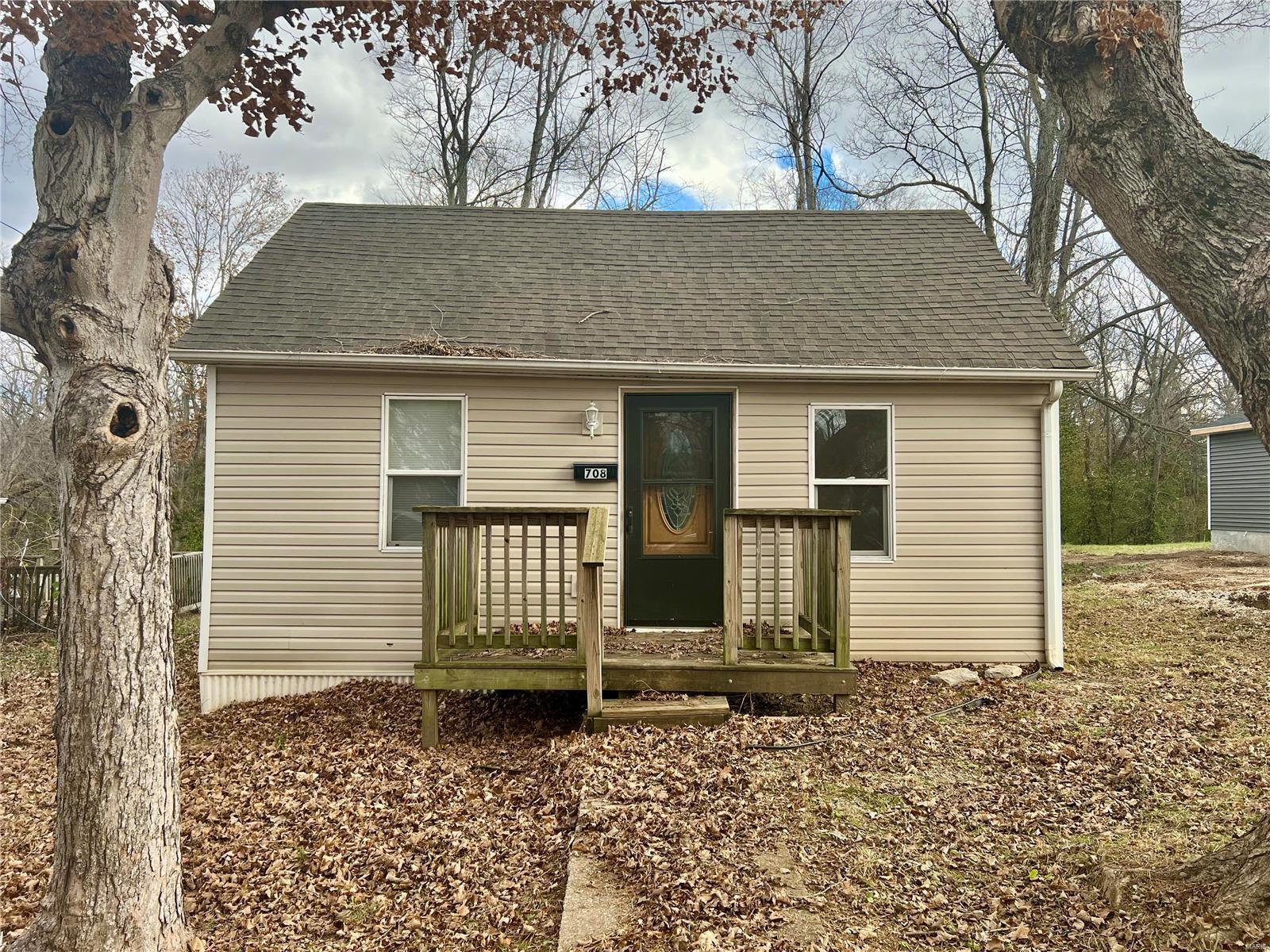 Investor Alert! Don't miss this 2 bed/1 bathroom home that is located between the Jackson Civic Center and downtown Jackson.
Sale to include the following parcels: 20-308-00-17-00100-0000 (2107 Good Hope), 21-109-00-05-01200-0000 (424 Louis St), and 21-106-00-27-00500-0000 (21 N Henderson).