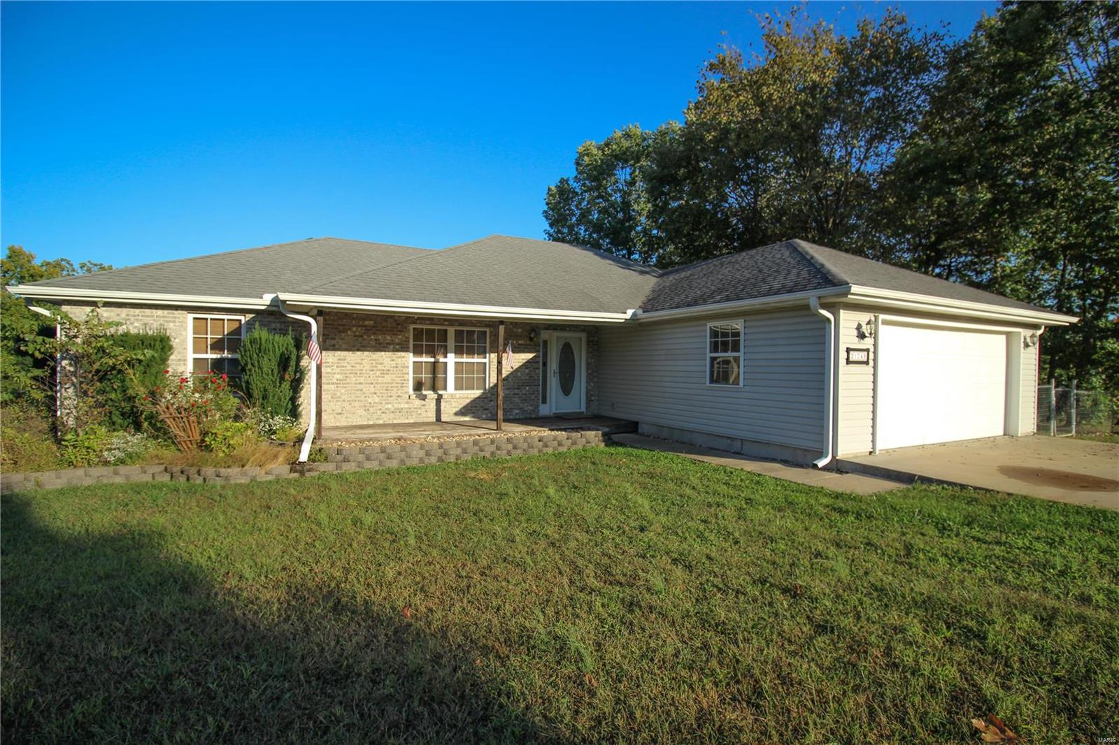 Take a look at this beautiful 3 bedroom, 2 bath home on a huge corner lot. This home offers an open floor plan with room to entertain. The kitchen/dining room combo offers a huge breakfast bar and stainless steel appliances. The tray ceilings with recessed lighting in the master bedroom are sure to impress. The master bathroom has a large walk-in closet, double sinks, jetted tub and separate shower. Enjoy the wonderful neighborhood from your front covered porch or the large back deck. This property is for YOU, but it will not last long. Call TODAY to book your showing!!