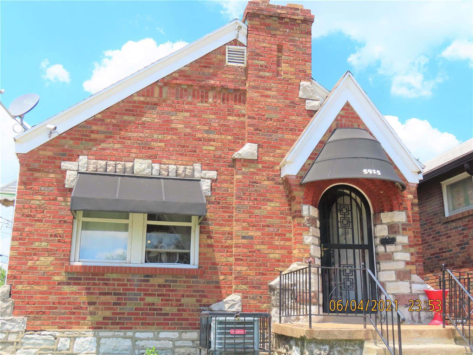 1 bedroom bungalow in great shape home has hardwood floor, living room with fireplace (n/f) . Updated bathroom, eat-in kitchen. The one bedroom has an additional room that could be used as a closet, reading room or maybe just quiet space.