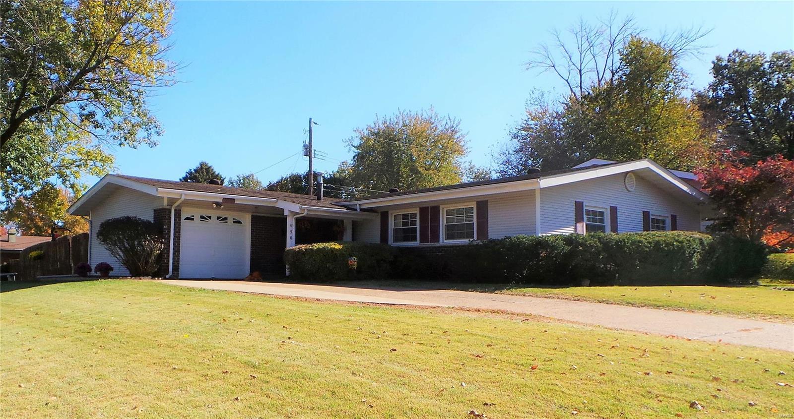 LOCATION IS THE KEY!  Just minutes from I-270, This 3 bed./2 Full bath Ranch Style Home sits on a beautiful corner lot.  The pristine front yard is wide open. The back is level and surrounded by a privacy fence.  As you step inside the entry foyer, wonder to the left and you'll be in the multipurpose room that could be used as a breakfast, media or living room.  A few steps more is the kitchen to your right, with custom cabinets and a cutout to the dining area, and sliding glass doors that lead out to the covered patio.  Next is the vaulted bonus room that leads to an oversized 1-car garage, and the vaulted laundry room.  Circle back through the kitchen and you'll quickly notice the great room that features a woodburning fireplace followed by a separate dining room.  Down the hall is a full bath, two bedrooms and the master suite with a walk in closet, full bath, single bowl sink with lots of counter space and cabinets. There's much, much more.  The only thing missing is YOU!