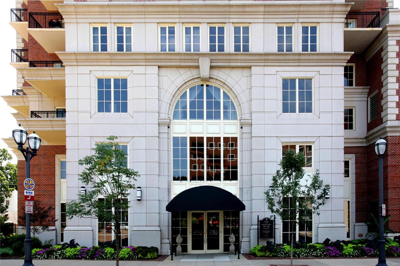 Experience luxurious living at The Plaza. This 3bd, 2.5bth condominium offers stunning views of the Arch from its 18th-floor northeast vantage point. Gleaming wood floors, great natural light, open floorplan, custom moldings and spacious room sizes give this unit an air of sophistication & grandeur. Kitchen features top-of-the line appliances from Subzero and Wolf, as well as ample cabinet space for storage. It conveniently opens up to the family room and balcony, perfect for entertaining! Formal living room with gas fireplace, second balcony, formal dining room, and den/office. The private master bedroom suite is perfectly situated on the other side of the residence and features a large walk-in closet and spa like master bath. Two additional spacious bedrooms and laundry room  complete this wonderful offering. 2 assigned covered parking spots and large storage unit.
The building offers 24hr concierge service, valet parking, pool and deck area, fitness center, dog park & so much more! Location: Corner Location, Upper Level