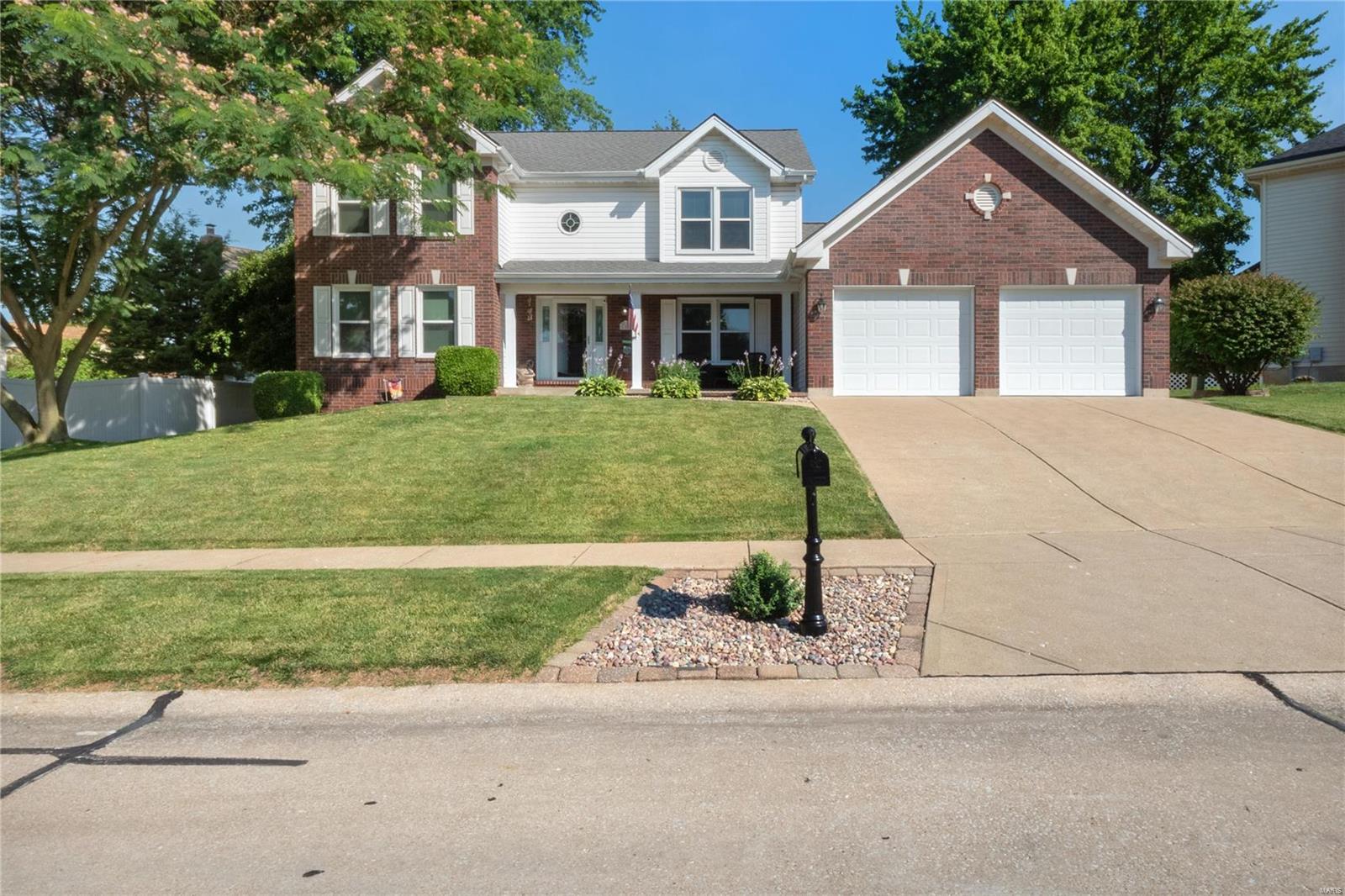 Welcome home to this wonderfully appointed and well maintained 1.5 story home in the highly desirable neighborhood of Huntington Park. Great curb appeal greets you from the outside. Once inside you are greeted by a formal entry foyer flanked by a formal dining room. The great room features 18' ceilings and gas fireplace. The kitchen is sure to impress with granite counter tops, breakfast bar, updated appliances, and a breakfast room. The main level is rounded out by the spacious primary bedroom ensuite that includes a nice size walk-in closet, full bathroom w/ separate jetted soaker tub/shower and dual sinks. The upper level is home to 2 HUGE bedrooms each w/ walk-in closets, a nice size loft area, and a full hall bath. The finished LL has two nice size family room/rec area, a bonus room great for a sleeping area or office, and a full bathroom. The yard is level and fully fenced. Don't wait on this one!