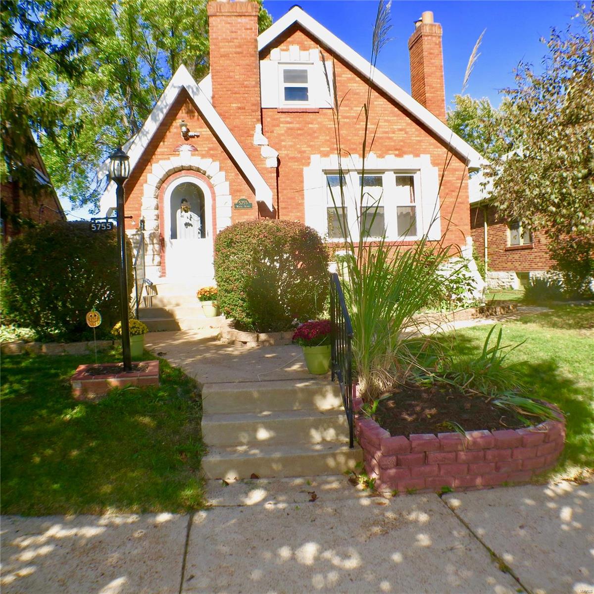 Gingerbread home with a unique extra large floor plan. 4 bedrooms and 2.5 baths on a double lot in South Hampton neighborhood. Huge Master bedroom, refinished hardwood floors, main floor laundry. Large closets throughout and generous size bedrooms. Partially finished basement, full bath with a walkout will give everyone their own space to hangout. Nice sized shaded backyard and patio with room on the sides for a garden. Parking is never a problem with detached garage and off street parking for 2 more cars. Great location and walking distance to Hampton Village and several restaurants. Additional Rooms: Mud Room