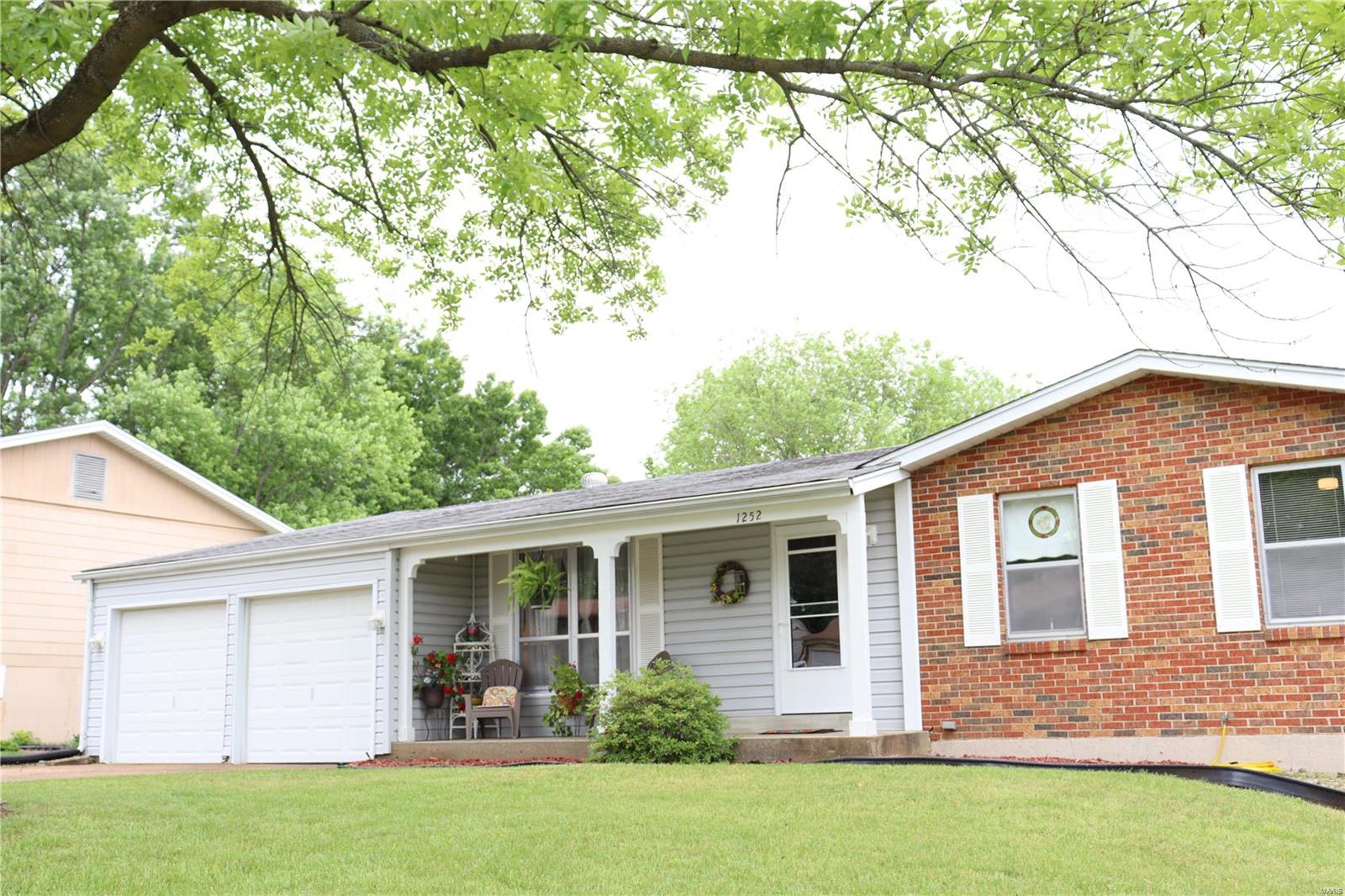 ROCKWOOD SCHOOLS!! This is a chance to  have a great location in Fenton and Rockwood schools at a affordable price.
The home needs some updating , A perfect opportunity to redesign the inside if you want to have an open floor plan . Mostly hardwood floors, no carpet. Formal living room  with foyer .Family room with fireplace . Large deck can be access  from Kitchen area, great place to entertain & BBQs, or just relax looking out to your large fenced corner lot. Yard is perfect for that pool you always wanted or maybe just a huge open space for kids and pets to play. Large  walkout full basement W/ full bath. Ready for you to finish to your own design and taste. 2 car over sized garage. Home is  clean and ready to live in, then  update at a later point if you want. Seller selling as is and doing no inspections, buyers due own inspections at their cost. Home warranty included .Seller selling as is.
Seller has no  knowledge of any defects.
.