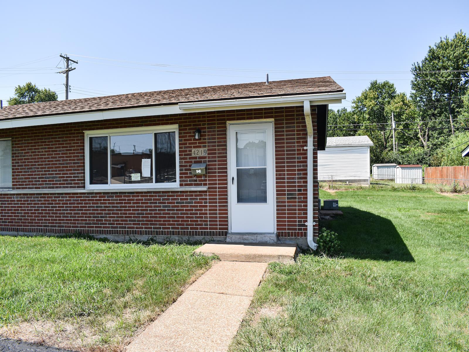 Clean and affordable one bedroom apartment located minutes from highway 70 and one block from John Brown park. Living Room has large window and carpet. Large bedroom with attached bathroom is behind the kitchen which creates a nice private layout. This apartment is on a quiet street, and has a nice shared yard