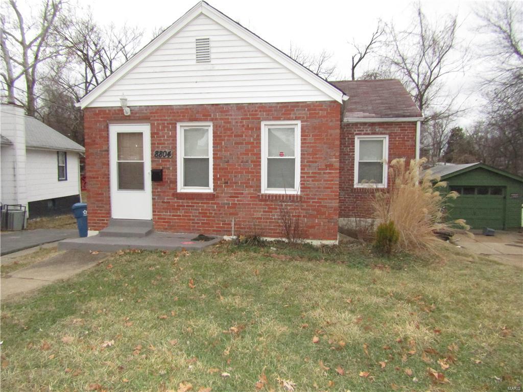 Recently updated and ready to move in! Cute little bungalow close to public transportation, and highways!
Must have a look inside!