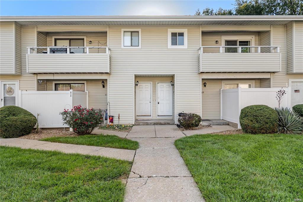 Darling, a two-bed, two full bath condo is conveniently located to everything! Updates include: kitchen with mocha-colored cabinets, backsplash, appliances and flooring, new carpet throughout, doors, and vanities freshly painted. Move-in ready and a must-see! Location: Upper Level
