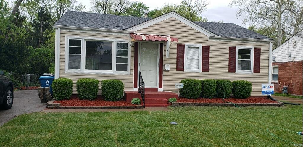 This adorable 3 bedroom 1 bath home is move in ready. Newer carpet was installed 5/4/2019 in the bedrooms. The backyard faces St. Ann park. Hurry up because this one will not last.