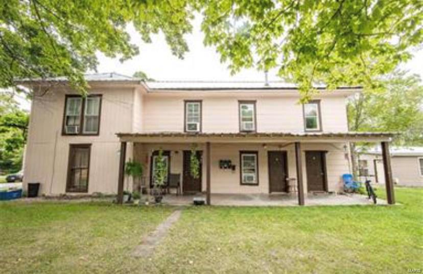 INVESTMENT OPPORTUNITY!! This 4 Plex is fully rented out right now! Bringing in $1500 a month. 3 units are 2 bedroom 1 bathroom and the 4th unit is 1 bedroom 1 bathroom. Owner pays water/sewer and tenants are paying electric and trash. Property sits on 2 city lots!