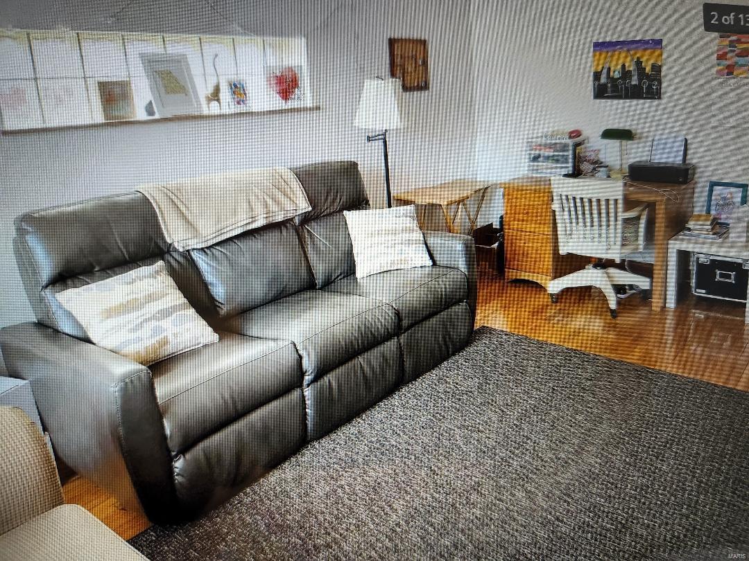 Large one bedroom apartment in St. louis Hills for lease with Garage parking. Nice! Great area! QUIET building! Located on Jamieson near Donovan. 2nd floor.
Wood floors. Stove and refrigerator provided. Laundry hookups available. Easy to show and it's ready to go!