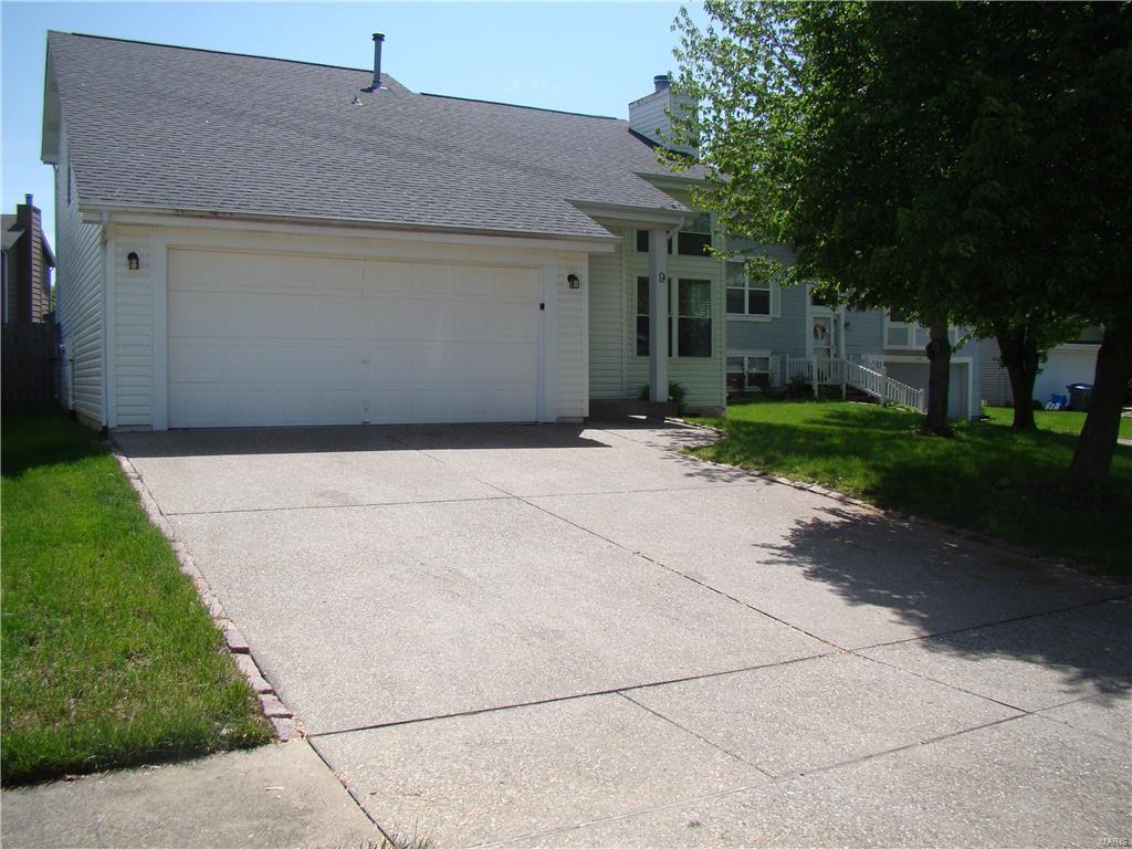 Stunning Contemporary 1.5 Story With Soaring Vaulted Ceiling & Very Open 
Floor Plan Full of Updates! Main floor Master Bedroom, Partially Finished Lower Level. Updates 
Include Vinyl Siding, Energy Star Windows, Sump Pump, Window Wells, Carpeting, Paint In Upstairs Bedrooms, 
Window Treatments, Energy Star Dishwasher, Cabinet Fronts, Granite 
Countertops, Deck, Wood Fencing, A/C Unit, Stainless Steel Stove, Fresh Paint, up dated bathrooms with granite & Tile Floor. Refrigerator & Ceiling Fans (2nd Floor) Don't Miss This Updated Gem Located On A Private Cul-De-Sac With A Beautiful Level BackYard.