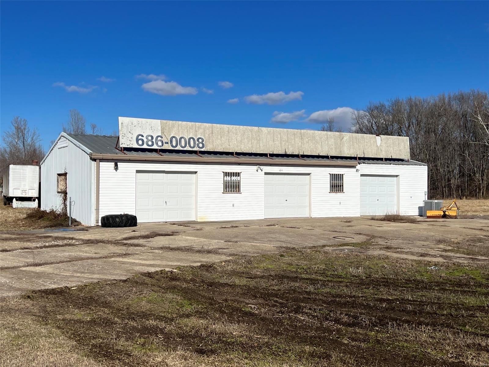 High traffic property on highway 60 east with two warehouses one is 31x46 and the other is 60x30 with HVAC.  Great location for many uses! Location: Corner Location, Hwy/Interstate Frntg