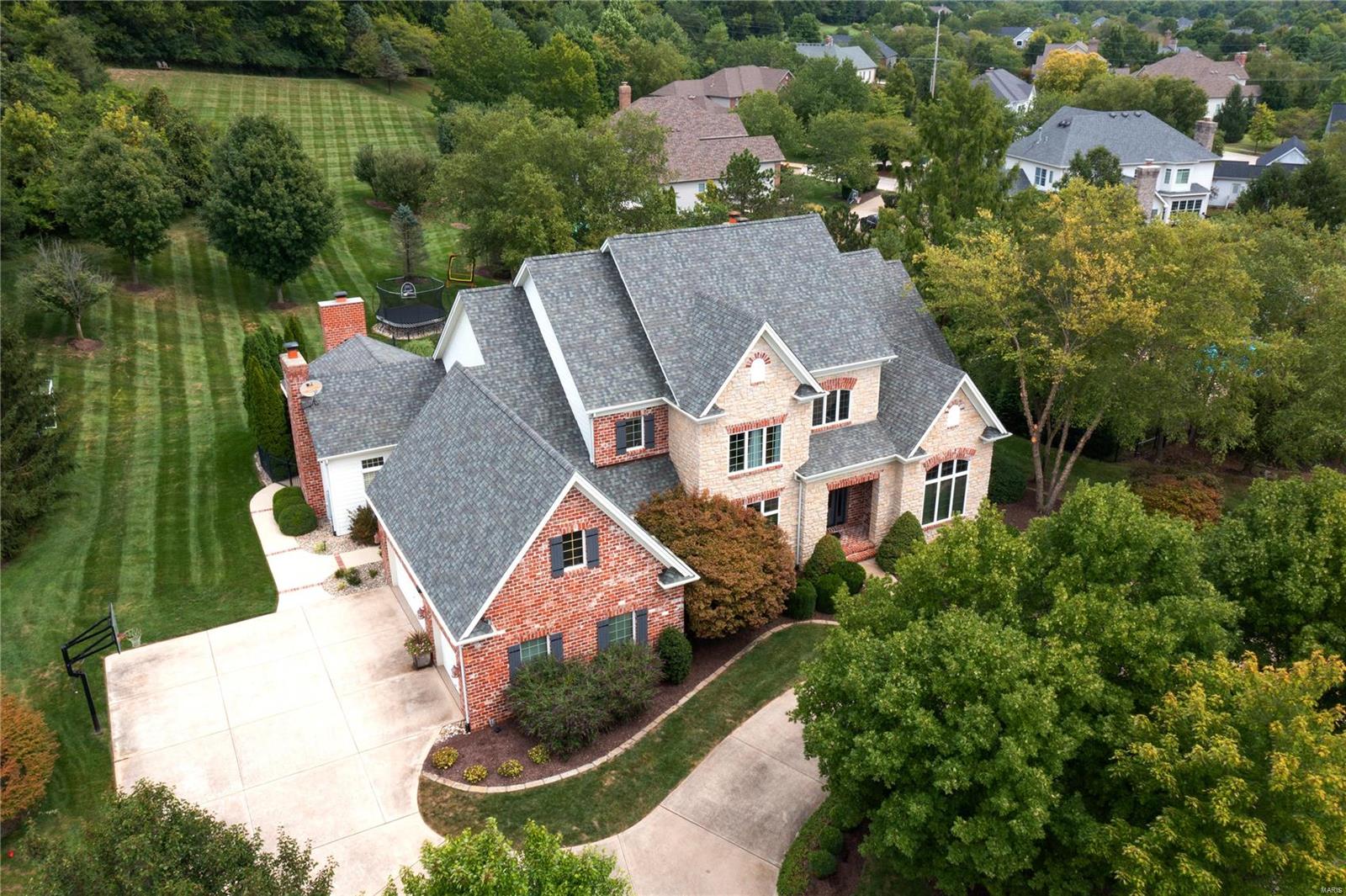 Secluded on a premier 1.2 acre lot backing to trees, sits this impressive 1.5 Sty home. Gorgeous refinished wood flrs & 10ft ceilings throughout the main level. A welcoming 2-Sty foyer leads to study w/French doors, built-in home office & formal dining. 2-Sty great room w/ limestone fireplace has wonderful views of the backyard. Gather around the large eat-in kitchen w/ center island, Wolf/Subzero appliances & granite counters that adjoins the hearth rm w/ stone fireplace & built-in shelves. Spacious main flr primary w/ 2 custom walk-in closets & high-end ensuite. 2 staircases to 2nd flr w/ 3 guest rms, 1 w/ ensuite & 2 share Jack n’ Jill bth. The LL transports you to a mountain lodge & features: 8-seat theatre, 6-seat bar, wine rm, family rm w/stone fireplace, recreation rm w/ built-in shelving, exercise rm & full bth. Enjoy a resort lifestyle in your private backyard w/outdoor living rm w/fireplace, bar & built-in grill; pool & spa; & spacious grassy area. A must see!