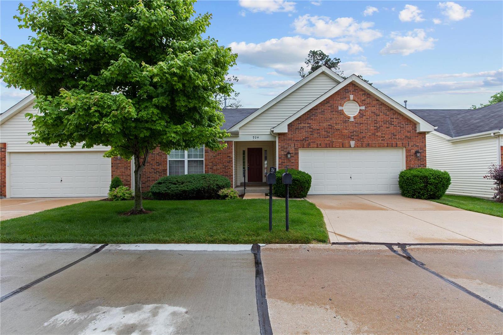 Fabulous, Spacious Vaulted Great Room, 3 bed/3 bath ranch style Villa w/ Finished Walk Out Lower Level! Come see this quaint villa located in a convenient Fenton location! It has everything you could wish for - an open floor plan, great room/dining room combo, vaulted ceilings, 42" kitchen cabinets and all new paint and carpet! The breakfast room walks out to a private, screened porch! Main floor owner suite w/ walk-in closet and private bathroom with double-bowl vanity.  One additional bedroom completes the main level. Lower level includes finished recreation area w/ walk-out, large bedroom and full bath. And there is still plenty of space for additional storage!  Additional features include 9-foot ceilings and main floor laundry. Charming community near highways, shopping and restaurants. Location: Suburban