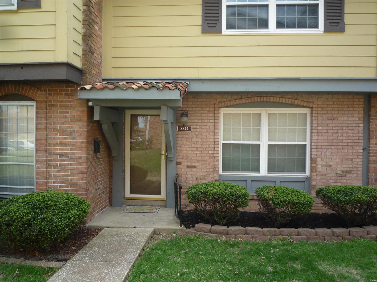 A must see!
A great townhouse for any owner.  This property has three floors of renovated living space.  It is 3 bedroom with 1 full bathroom and 2 half baths.  Their is brand new carpet and paint throughout the entire home, bathrooms are renovated with new fixtures, and a large great kitchen for any cook or family with brand new appliances.  Enjoy this condo with family, friends, and loved ones. 
A home protection plan offered with accepted contract. Location: Suburban
