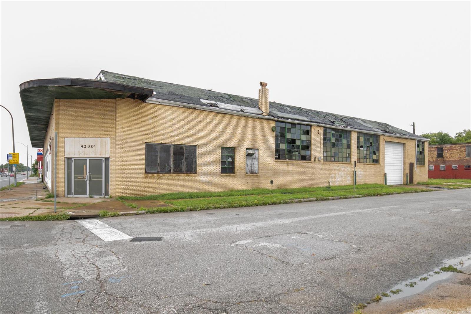 The opportunities are endless for this huge space. The seller installed an over-sized garage door but otherwise, it needs a full renovation. Large parking lot, traffic count of over 14,000 cars per day. Cash buyers only. Location: City, High Traffic