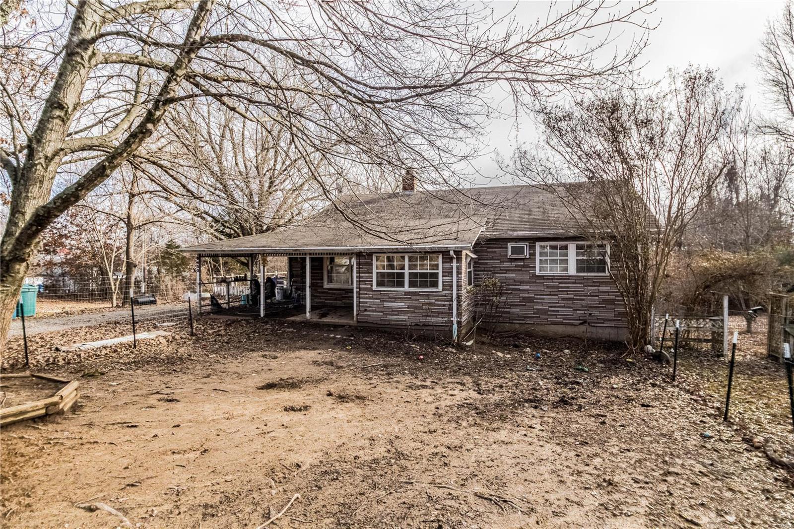 Here is a 2 Bedroom/ 1 Bath home, on 1.8 acres with a pond, just south of Poplar Bluff on C Highway. This home would make a great investment property.