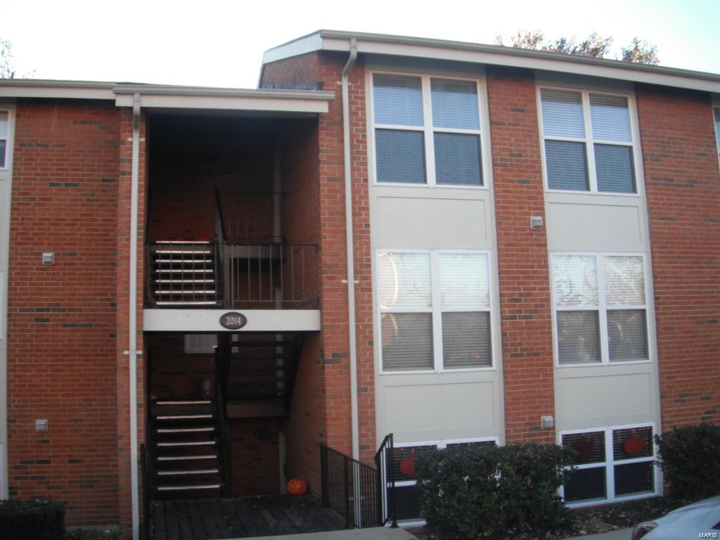 Location, Location, Location!!!  Charming 3 bed, 2 bath condo located in the desirable area of Kirkwood. The kitchen features beautiful maple cabinets, lots of counter space, dishwasher, garbage disposal, microwave, stove and refrigerator. Breakfast room off of kitchen with a nice large window to let light in! Spacious family room with charming exposed brick and deck access. Master bedroom suite with walk in closet and private bath! Enjoy time outside on the covered deck or entertain in the spacious living area. Private laundry in unit with washer and dryer included. Plenty of amenities including a community pool, fitness center, tennis courts, ponds and walking trails. This condo is a must see! Location: Upper Level
