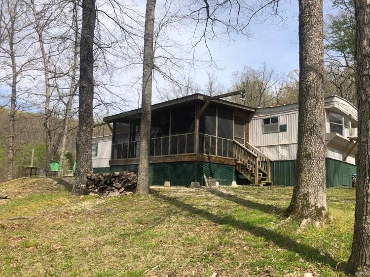 River Getaway Property This is the perfect property at the perfect time. 12x70 Mobile Home with 1 bed and 1 bath on 11 m/l acres and has a 12x20 screened in porch and in no flood zone. Property has a deep well and septic tank and is located just outside of Belle on the Gasconade River. Boat ramp access.
